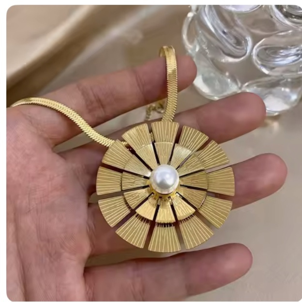 Radiant 18k Gold plated stainless steel Sunburst Necklace with Pearl Center